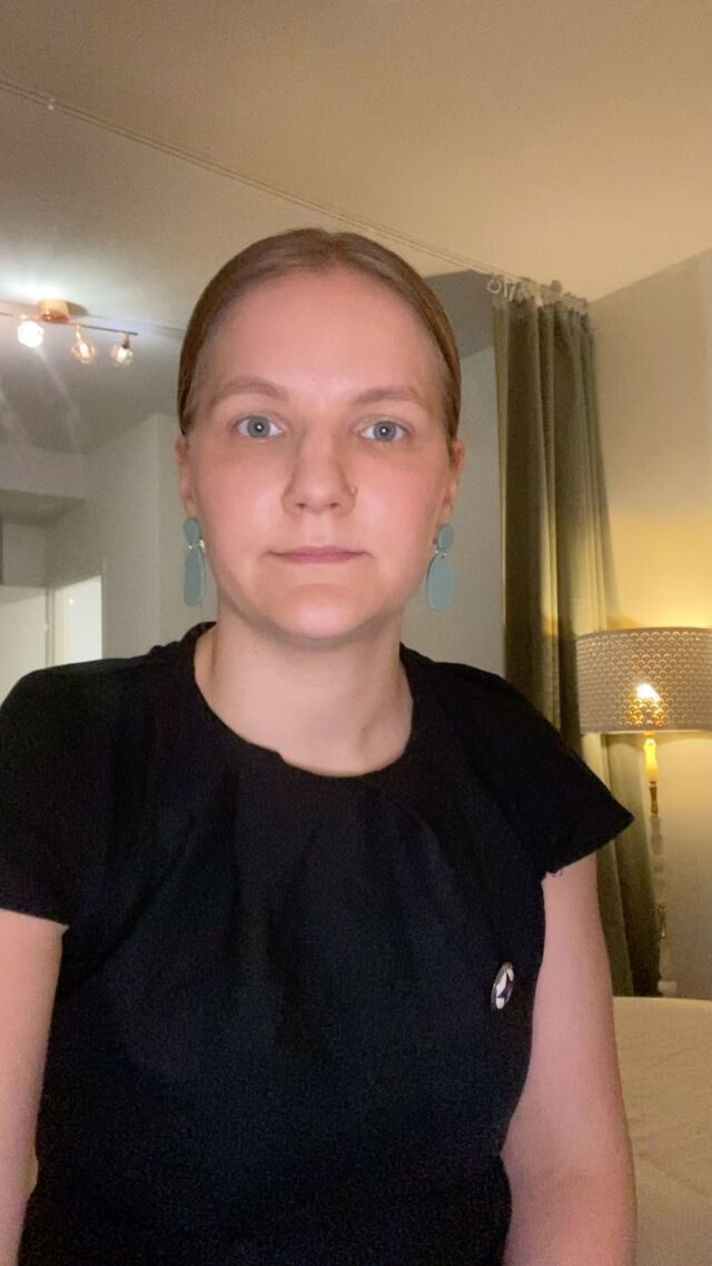 Ihonhoitoa Djusien ja Yin your skinin tuotteilla, sekä tietoa kosmeettisesta gua shasta.Käytetyt tuotteet:Puhdistusöljy
🪷 Djusie liquid silk - kaikille ihotyypeille sopiva hellävarainen, mutta tehokkaasti puhdistava öljy, joka huuhtoutuu vedellä.Hoitonesteet
🪷 YYS Sumu - ihoa uudistava, tehokosteuttava ja kirkastava hoitoneste.
🪷 Djusie peace out - herkälle iholle rauhoittava, syväkosteuttava hoitoneste, joka ylläpitää ihon optimaalista pH-tasoa.Tehohoitoneste/seerumi
🪷 YYS Ihme - ihoa kirkastava ja tasoittava tehohoitoneste. Mietopitoisuus maitohappoa ja hibiskuksen kukkauutteen luontaisesti sisältämät hapot kuorivat hellävaraisesti, sekä tasapainoittavat ihon pH:ta, tehden ihosta kuulaan ja täyteläisen.Kasvoöljy
🪷 YYS Sileä - ihoa tehokkaasti rauhoittava ja vahvistava kasvoöljy. Sopii kaikille ihotyypeille, varsinkin herkälle couperosa iholle ja erilaisista tulehduksellisista iho-ongelmista kärsivälle.Näissä tuotteissa on ihan mieletön raaka-aine kattaus - tulen kertomaan näistä varmasti vielä lisää. Kysy ihmeessä tuotteista ja niiden käytöstä sekä hoidoista lisää, jos jokin asia mietityttää. 🫶🏻