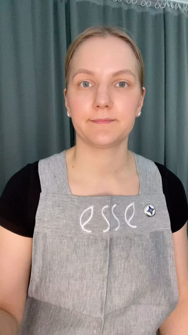 Ihonhoitoa Essellä!Essen filosofia🌸Esse valmistaa edistyksellistä luonnonkosmetiikkaa soveltamalla
laajaa tietämystä ihmisen mikrobiomista herkän ja ikääntyvän ihon hoidossa.🌸Esse on sitoutunut tarjoamaan ihonhoitotuotteita, joiden valmistuksessa eettisyys ja kestävä kehitys toteutuvat joka tasolla ympäristön, työntekijöiden ja kuluttajien
kannalta.🌸Esse ei usko ihon vahingoittamiseen saavuttaaksemme lyhytaikaisia tuloksia, vaan
optimoi ihon terveyden hidastaakseen ikääntymistä pitkällä aikavälillä.🌸Esse käyttää prebiootteja ruokkiakseen ihon hyviä mikrobeja, ja ELÄVIÄ probioottisia
mikrobeja vaikuttaakseen positiivisesti ihon mikrobiomiin.🌸Esse on luomusertifioitua, vegaanista ja eläinkokeetonta luonnonkosmetiikkaa, joka tukee reilua kauppaa ja on hiili- ja muovineutraali ja näistä Essen ei tingi.Käytetyt tuotteet🌿Esse sensitive cleanser hellävarainen, mutta tehokas puhdistusmaito. Aloevera, prebiootit ja probioottiset uutteet rauhoittavat herkkää ihoa. Jojobaöljy liottaa hellävaraisesti meikit ja epäpuhtaudet.🌿Esse sensitive mist on ihoa rauhoittava ja kosteuttava hoitoneste. Prebiootit ja postbiootit tasapainoittavat ihon mikrobitoimintaa ja rauhoittavat herkistynyttä ihoa. Maitohappo kosteuttaa ihoa tehokkaasti.🌿Esse protect oil suojaa ja ravitsee ihoa ximeniaöljyn vahvan antioksidanttisuuden avulla.🌿Esse hydro moisturiser on kosteuttava ja täyteläistävä kasvovoide, joka sopii hyvin kaikille ihotyypeille. Prebiootit ja postbiootit tukevat ihon mikrobiomia. Aloevera rauhoittaa ärtynyttä ihoa. Jojobaöljy tasapainoittaa ihon talintuotantoa ja suojaa ihoa. Hyaluronihappo kosteuttaa ihoa ja E- ja C- vitamiinit antavat iholle suojaa antioksidanttisuudellaan.Hoitolalta löydät laajan valikoiman Essen tuotteita. Jos haluat apua tuotteiden kanssa, voidaan varata sinulle rauhallinen shoppailuhetki missä valitaan sopivat tuotteet. Kaikista tuotteista on mahdollista saada testereitä. Laita viestiä, jos tulee kysyttävää. 🫶🏻