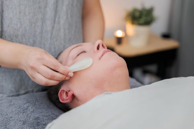 Hehku tutuksi❣️Palvelut - kasvohoidot osa 2Meillä on kattava valikoima erilaisia kasvohoitoja. Teemmekin todella paljon pidempiä ”ihonhoitomatkoja” johon kuuluu mm. haastavampien iho-ongelmien hoitoa, ikääntyvän ihon hoitoa, sarjahoitoja ja erilaisten kasvohoitojen yhdistelmiä.Meille voit tulla myös ilmaiseen konsultaatioon, jos haluat että kartoitamme ihosi tilanteen.Meidän suosituimmat erikois- ja sarjahoidot💎 Mikroneulaus - asiakkaiden kestosuosikki, paras sarjahoitona💎 Yin your skin kosmeettinen gua sha - ihana syvärentouttava hoito, mielettömiä tuloksia sarjahoidolla💎 BTB13 Total radiance treatment - reaktiivisen ja herkän ihon rauhoittaja💎 Esse Ultimate experience - probioottinen kasvohoito ihosi mikrobiomin tueksiTervetuloa hoitoihin. 🤍