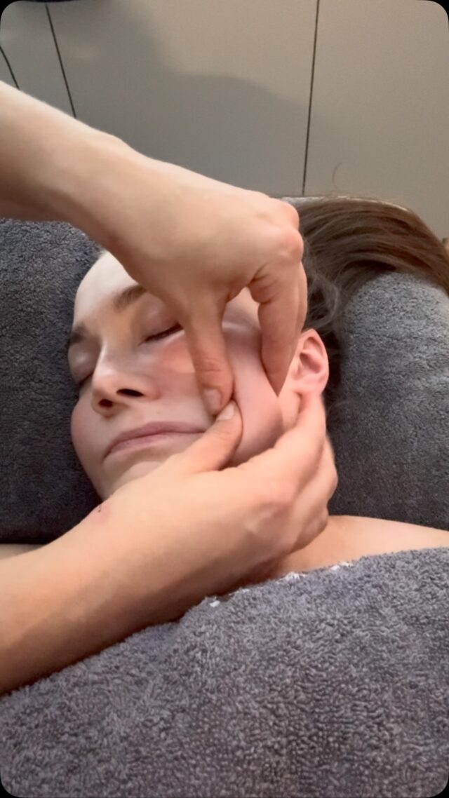 Nyt se on täälä, Hehkun uusin hoito Faceform Massage™️ syväkudoshieronta! 🤩Tutustumistarjous 17.9-30.11.2026!💆🏼♀️ Faceform Massage™️ 45min - Kasvojen alueen hieronta, sekä hieman decoltee, hartia ja pään käsittelyä.
TARJOUS 69€ (norm. 89€)💆🏼♀️ Faceform Massage™️ 90min - Kasvojen, decolteen, hartioiden, sekä pään kokonaisvaltainen käsittely.
TARJOUS 89€ (norm. 109€).Nyt kannattaa tulla kokeilemaan tämä uusi rentouttava hoito! Alennuksen hoidosta saat hoitolalla.Lokakuussa tulossa myös ihana Hygge hieronta, siitä lisää myöhemmin. 💆🏼♀️