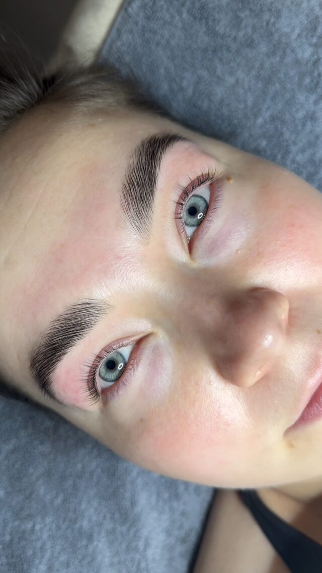 Yumi lashes kestotaivutus ja kulmien laminointi 🔥Yumi lashes on ensimmäinen Suomeen maahantuotu kestotaivutusmerkki ja kehittää edelleen tuotteitaan aikamme mukaisiksi.Olen itse tehny Yumilla aikalailla 10 vuotta ja edelleen super tyytyväinen tuotteisiin! 🫶🏻Meiltä Hehkusta saat ripset ja kulmat vankalla ammattitaidolla tehtynä ja juuri sinun näköisen ja sinulle sopivan lopputuloksen.🤍 Sanna