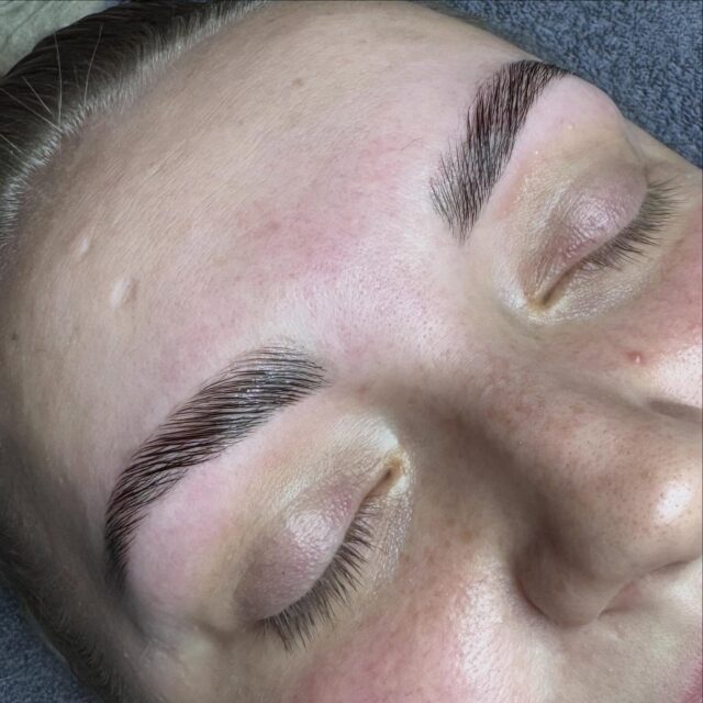 Yumi brows - kulmien laminointi 🔥 Rrrakastan tehdä näitä!🤍 Sanna#yumibrows #yumibrowsfinland #browlift #kulmienlaminointi #kulmiensokerointi